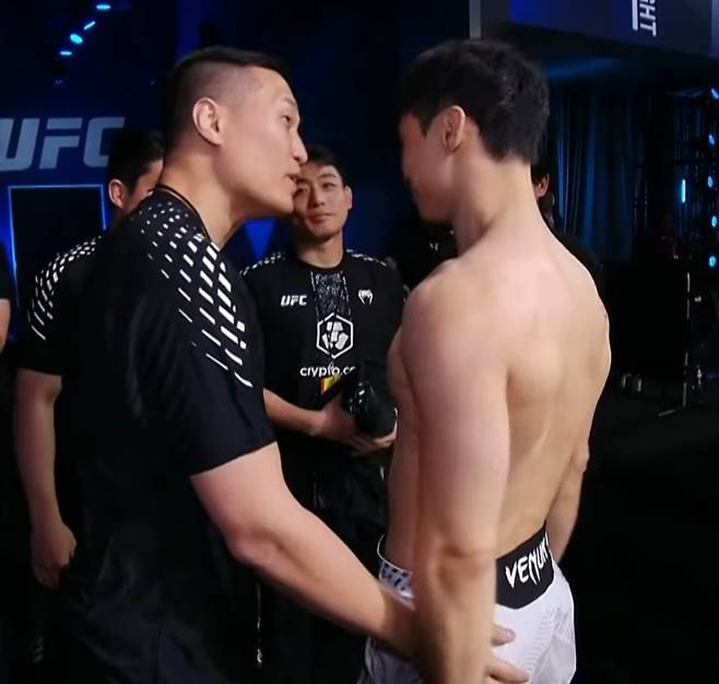 정찬성(사진 왼쪽)이 경기 전 최두호에게 조언하고 있다. UFC SNS 캡처
