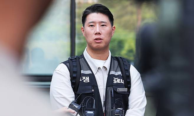 최승호 초기업노조 삼성전자지부 위원장이 지난 13일 경기도 수원시 영통구 수원지방법원에서 열린 삼성전자가 노조를 상대로 제기한 위법 쟁의행위 금지 가처분 신청 심문을 마치고 나와 취재진 질문에 답하고 있다. 연합뉴스