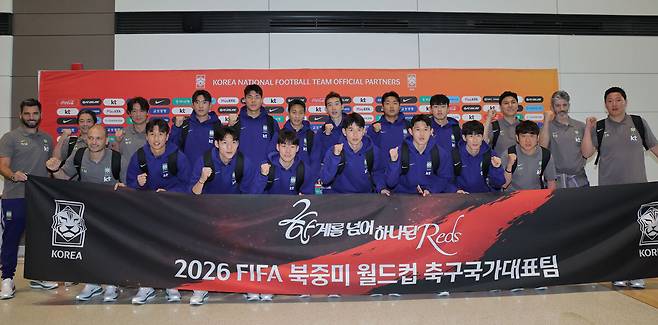 홍명보 감독이 이끄는 한국 축구대표팀 본진이 18일 인천국제공항에서 2026 북중미 월드컵의 사전 캠프가 차려지는 미국 유타주 솔트레이크시티로 출국하기에 앞서 기념촬영을 하고 있다. 인천공항=연합뉴스