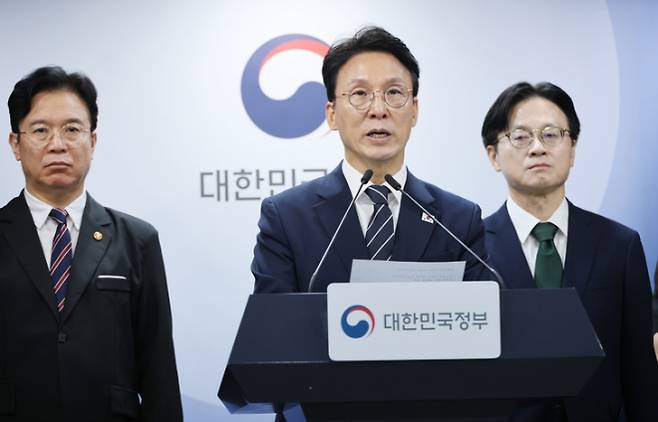 김민석 국무총리가 17일 서울 종로구 정부서울청사에서 삼성전자 파업 관련 대국민 담화를 하고 있다. 왼쪽부터 김영훈 고용노동부 장관, 김 총리, 김정관 산업통상부 장관. 2026.5.17 연합뉴스