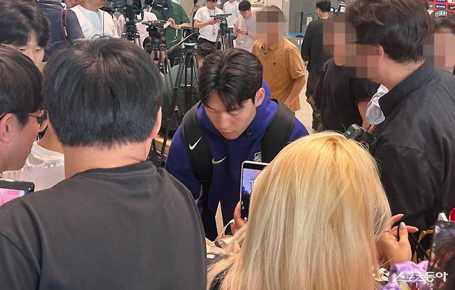 축구국가대표팀 배준호가 18일 인천국제공항을 통해 미국 유타주 솔트레이크시티로 출국하기 직전 팬들에게 사인을 하고 있다. 인천국제공항|뉴시스