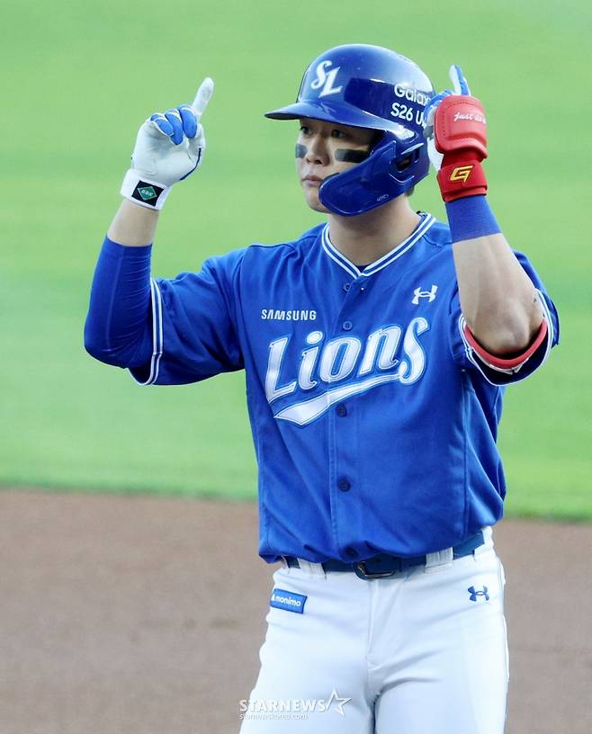 2026 신한 SOL KBO리그 LG 트윈스 대 삼성 라이온즈 경기가 12일 서울 잠실야구장에서 열렸다. 삼성 박승규가 1회초 2사 1루에서 우전 안타를 날리고 출루한 후 세리머니를 하고 있다. /사진=김진경 kim.jinkyung@