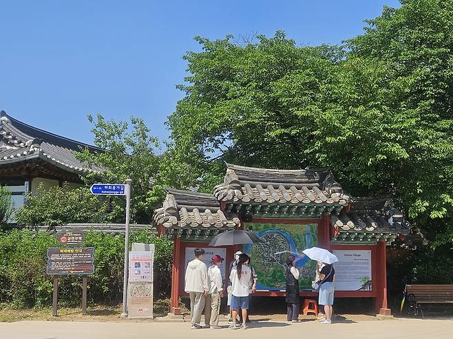 하회마을 관광객들 (안동=연합뉴스) 김선형 기자 = 18일 오전 경북 안동시 하회마을에 관광객들이 서 있다. 2026.5.18 sunhyung@yna.co.kr