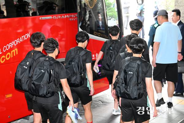 아시아축구연맹(AFC) 여자 챔피언스리그(AWCL) 4강에 출전하는 북한 내고향여자축구단이 18일 훈련장으로 이동하기 위해 수원시의 한 호텔에서 나오고 있다. 2026.5.18 /최은성기자 ces7198@kyeongin.com