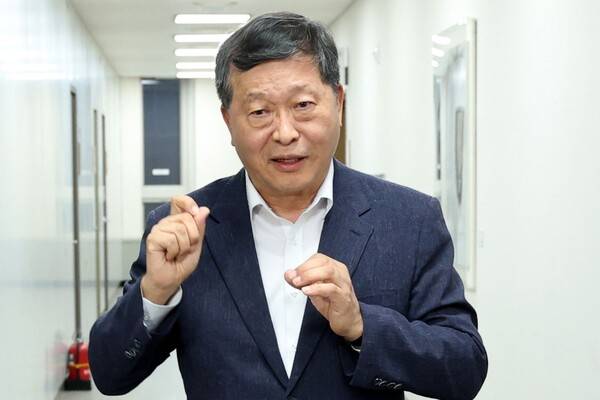 19일 박수근 중앙노동위원장이 정부세종청사 중앙노동위원회에서 열린 삼성전자 2차 사후조정 2일차 회의 도중 가진 휴게시간에 취재진의 질문에 답하고 있다. 연합뉴스