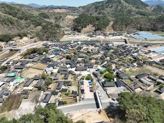 하늘에서 내려다 본 남사예담촌. 마을 뒤편에 개천이 흐르고 남향의 기와집들이 방사형으로 모여 있다. 김지원기자