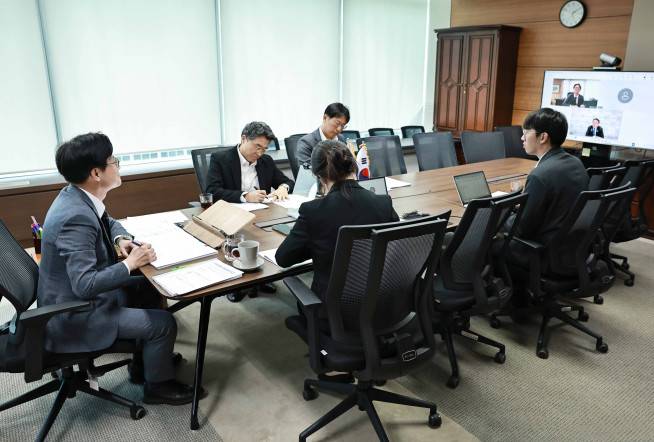정관 산업통상부 장관이 18일 서울 강남구 역삼동 영상회의실에서 아카자와 료세이 일본 경제산업성 대신과 화상으로 면담을 갖고, 양국 간 주요 협력 의제인 공급망 및 자원안보 협력방안을 논의하고 있다.(연합뉴스)