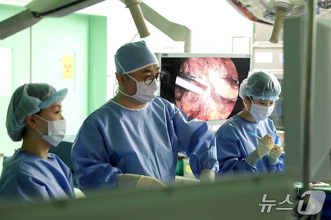최경운 인제대 일산백병원 외과 교수가 복강경 수술로 탈장 수술을 진행하는 모습.(인제대 일산백병원 제공)