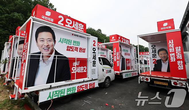 제9회 전국동시지방선거 공식 선거운동 시작을 앞둔 19일 경기 파주시의 한 선거 유세 차량 제작 업체에 오세훈 국민의힘 서울시장 후보의 유세 차량이 세워져 있다. 2026.5.19 ⓒ 뉴스1 최지환 기자
