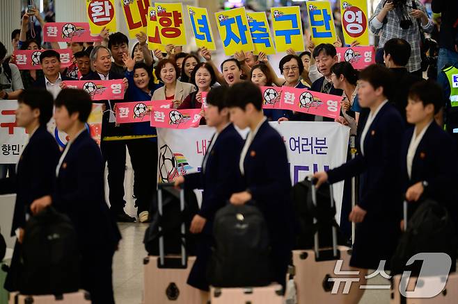 아시아축구연맹(AFC) 여자챔피언스리그 준결승전에 출전하는 북한 여자축구팀 ‘내고향여자축구단’이 17일 오후 인천국제공항 제1여객터미널로 입국하고 있다. (공동취재) 2026.5.17 ⓒ 뉴스1 임세영 기자
