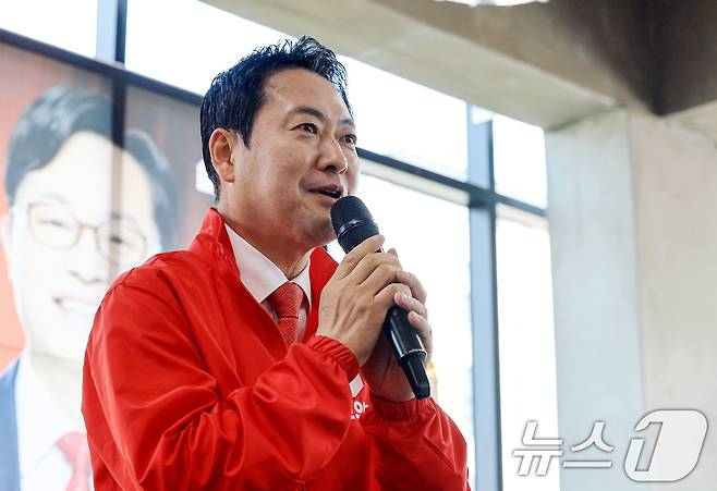 장동혁 국민의힘 대표가 17일 충남 공주시 윤용근 공주·부여·청양 국회의원 후보 선거사무소 개소식에 참석해 축사를 하고 있다. 2026.5.17 ⓒ 뉴스1 이호윤 기자