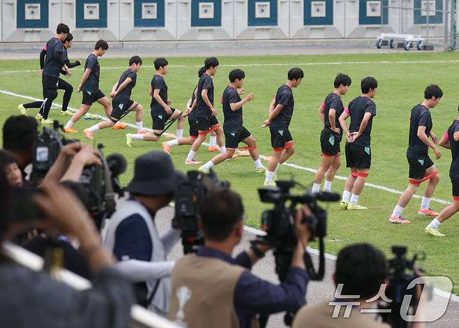 2025-26 아시아축구연맹(AFC) 여자챔피언스리그(AWCL) 4강전 수원FC위민과 내고향축구단의 경기를 하루 앞둔 19일 경기 수원시 팔달구 수원월드컵경기장 보조경기장에서 열린 공개 훈련에서 북한 내고향축구단 선수들이 훈련을 하고 있다. 2026.5.19 ⓒ 뉴스1 김영운 기자