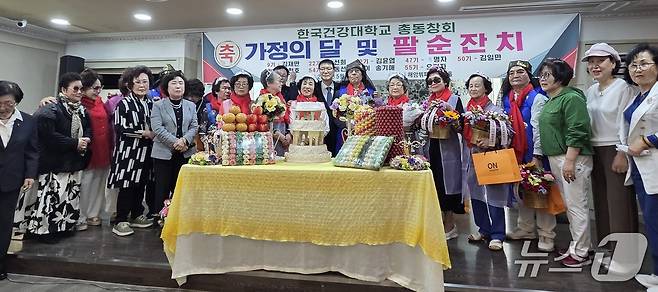 19일 한국건강대학 이사회와 총동창회는 부산 연제구 거제동 해암뷔페&웨딩홀에서 '가정의 달 및 팔순 잔치'를 하고 있다. 2026.5.19/뉴스1 ⓒ News1 임순택 기자