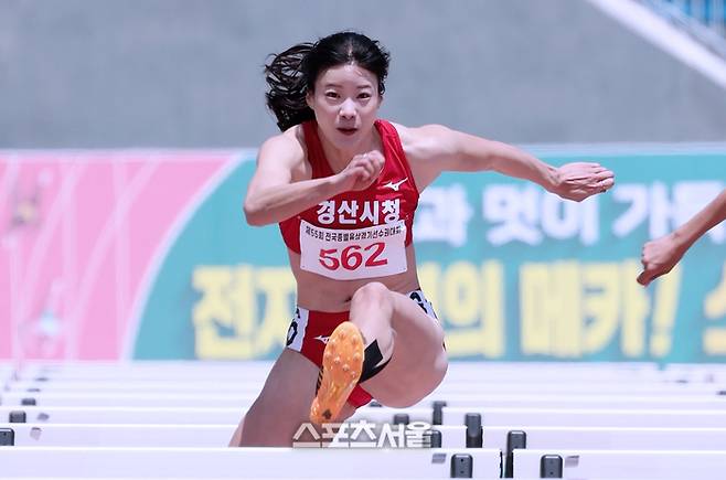 ‘육상계 다현’ 송유진, 강렬한 질주의 허들 본능...100m 허들 전문선수의 근육질도 함께 뽐내