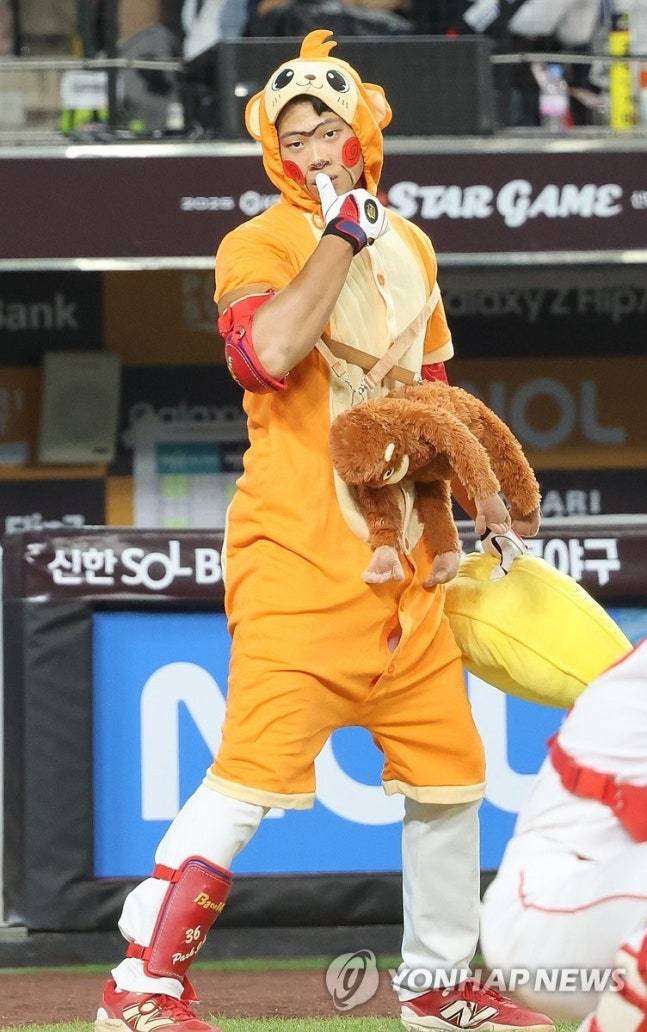 2025 퓨처스리그 올스타전에서 원숭이 분장을 한 채 퍼포먼스를 한 KIA 박재현. 사진 | 연합뉴스