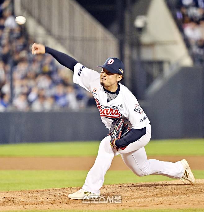 두산 타무라가 28일 잠실구장에서 열린 2026 KBO리그 삼성과 경기 8회초 등판해 힘차게 공을 던지고 있다. 잠실 | 박진업 기자 upandup@sportsseoul.com