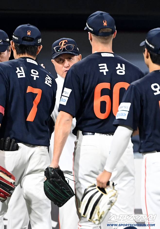 15일 수원KT위즈파크에서 열린 한화와 KT의 경기. 한화가 5대3으로 승리했다. 경기가 끝난 후 쿠싱을 맞이하는 김경문 감독의 모습. 수원=허상욱 기자wook@sportschosun.com/2026.05.15/