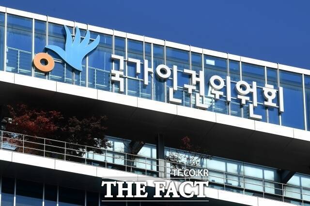 국가인권위원회(인권위)가 청각장애인 민원인의 장애 특성을 고려하지 않고 유선 상담만 고수해 정책 지원 신청을 반려한 공직유관단체에 직무교육을 실시를 권고했다고 19일 밝혔다. /더팩트DB
