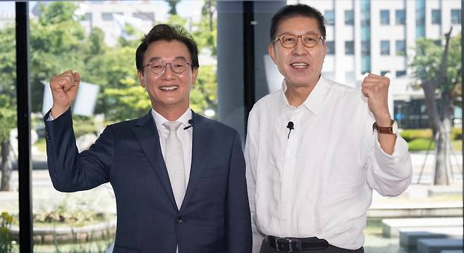 더불어민주당 전재수 부산시장 후보(왼쪽)와 국민의힘 박형준 부산시장 후보가 18일 오전 부산 남구 부경대 대연캠퍼스에서 열린 국제신문 주최 토론회에 참석해 공방을 벌였다. 두 후보가 토론에 앞서 주먹을 쥐고 포즈를 취하고 있다. 국제신문 제공