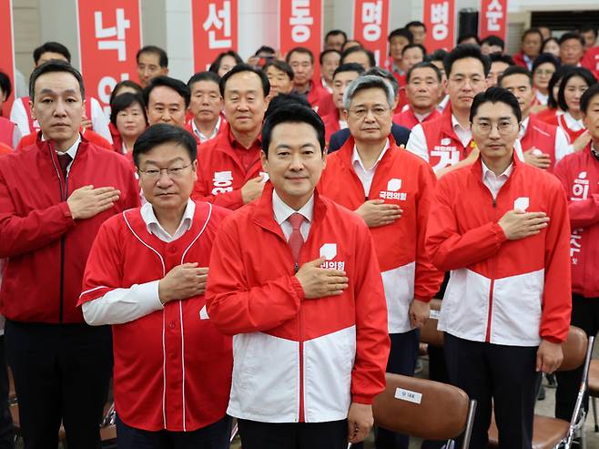 국민의힘 장동혁 상임선거대책위원장과 정점식 정책위의장, 김민수 최고위원 등이 19일 경남 창원시 국민의힘 경남도당에서 열린 선거대책위원회 및 필승결의대회에서 국기에 경례하고 있다. 연합뉴스
