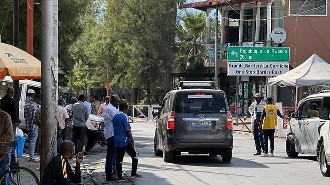 17일(현지시간) 콩고민주공화국 고마에서 르완다 기세니로 이어지는 국경 검문소의 모습. 신화=연합뉴스