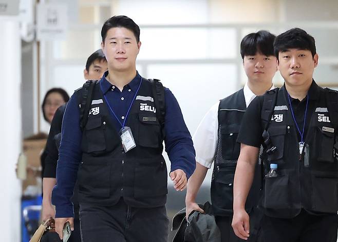최승호 삼성그룹 초기업노동조합 삼성전자지부 위원장이 총파업 예고 시한을 이틀 앞둔 19일 오전 정부세종청사 중앙노동위원회에서 열린 2차 사후조정 최종 회의에 참석하고 있다. 뉴스1