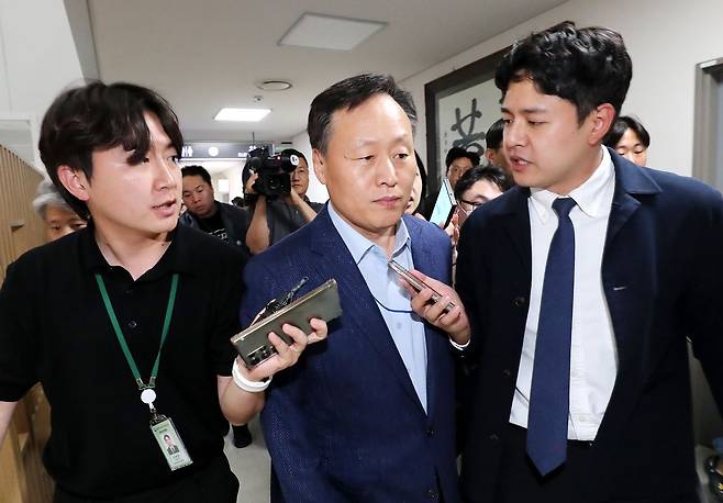 삼성전자 사측 대표교섭위원인 여명구 DS피플팀장이 18일 정부세종청사 중앙노동위원회에서 열린 2차 사후조정 첫날 회의를 마친 뒤 협상장을 떠나며 취재진의 질문을 받고 있다. 뉴스1