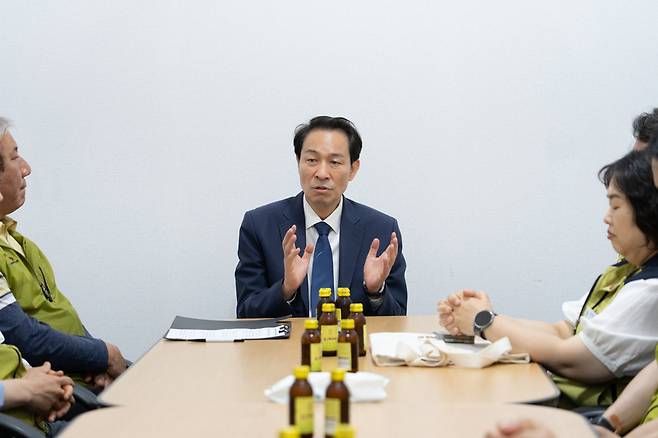 ▲ 우상호 더불어민주당 강원도지사 후보는 19일 선거사무소에서 강원도 자영업소상공인협의회, 전국보건의료산업노동조합 강원지역본부와 간담회를 갖고 현장의 목소리를 청취했다. 우상호 캠프 제공