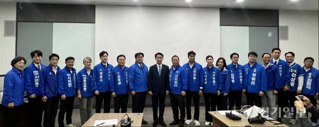 더불어민주당 시흥시 지방선거 후보들이 19일 시흥시청에서 공동 기자회견을 열고 “이재명 정부의 성공과 시흥의 완성을 실력으로 증명하겠다”며 원팀 선거를 강조하고 있다. 김형수기자
