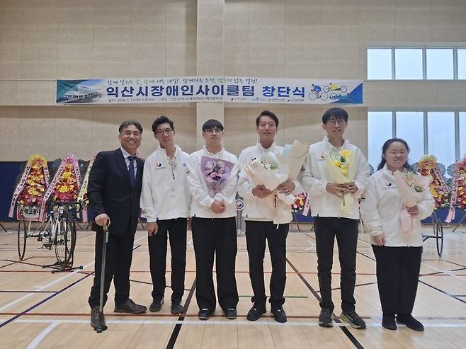(왼쪽부터)이광현 대한사이클연맹 회장, 박준영 선수, 석호진 선수, 이영주 감독, 최광수 선수, 유가은 선수