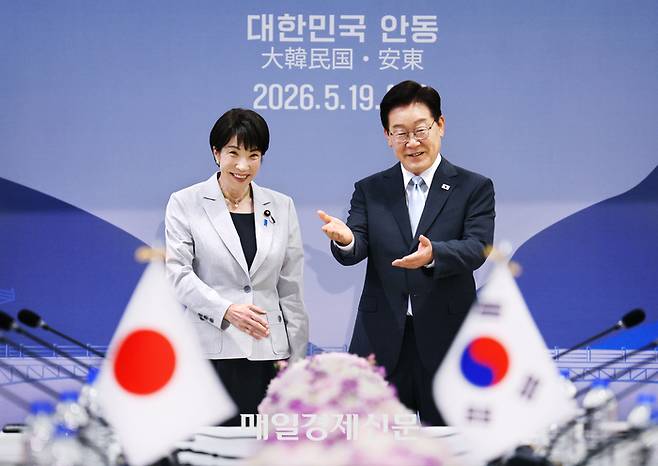 이재명 대통령이 19일 경북 안동의 한 호텔에 마련된 정상회담장에서 다카이치 사나에 일본총리와 확대 정상회담에 앞서 악수를 한 뒤 자리를 안내하고 있다. 2026.5.19 청와대사진기자단 김호영기자