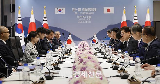 이재명 대통령이 19일 경북 안동의 한 호텔에 마련된 정상회담장에서 다카이치 사나에 일본총리와 확대 정상회담에서 모두발언을 하고 있다. 2026.5.19 김호영기자