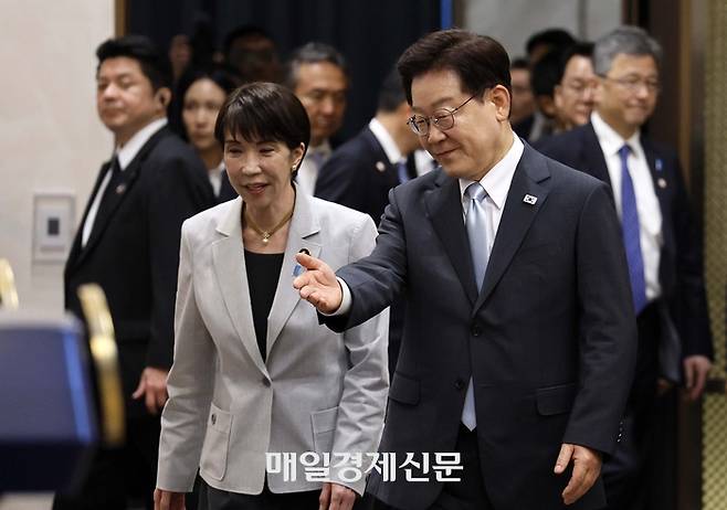 이재명 대통령과 다카이치 사나에 일본총리가 19일 경북 안동의 한 호텔에서 정상회담을 가진 뒤 공동언론발표장에 입장하고 있다. 2026.5.19 김호영기자