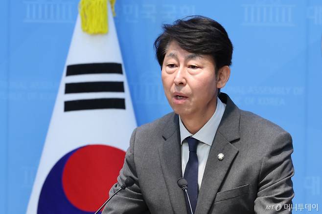 이훈기 더불어민주당 의원이 7일 서울 여의도 국회 소통관에서 미 의원 쿠팡 사태 오해 해소를 위한 기자회견을 하고 있다. /사진=뉴스1