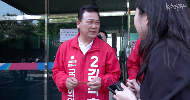 사진 : 취재진과 대화하고 있는 김석훈 후보.