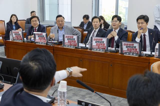 ▲18일 국회에서 열린 행정안전위원회 전체 회의에서 국민의힘 의원들이 민주당 정원오 서울시장 후보 폭행 사건의 의혹이 쓰여진 손팻말을 노트북에 붙인 뒤 이를 항의하는 민주당 의원들과 설전을 벌이고 있다. 이날 행안위는 GTX-A 노선 삼성역 철근 누락 사건과 감사의 정원에 대한 현안 질의를 위해 열렸지만, 국민의힘 의원들의 민주당 정원오 서울시장 후보의 폭행 사건 의혹 제기와 민주당 의원들의 국민의힘 오세훈 서울시장 후보의 시장 재직 당시 철근 누락과 부실 공사 은폐 의혹이 충돌하면서 서울시장 선거 대리전 양상으로 진행됐다. ⓒ연합뉴스