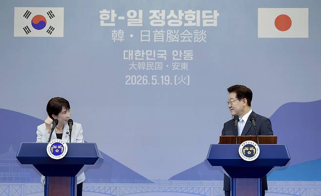다카이치 사나에 일본 총리가 19일 경북 안동 한 호텔에서 이재명 대통령과 공동언론발표를 하고 있다. 연합뉴스