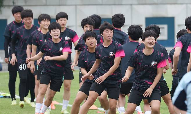 공개 훈련 아시아축구연맹 여자챔피언스리그 4강전 수원FC위민과 내고향축구단의 경기를 하루 앞둔 19일 경기 수원시 팔달구 수원월드컵경기장 보조경기장에서 열린 공개 훈련에서 북한 내고향축구단 선수들이 훈련하고 있다. 수원=뉴스1