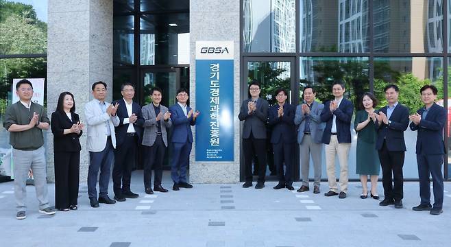 경과원 직원들이 18일 파주시 동패동에 마련한 파주 본원 현관에서 파주 시대를 알리며 기념 촬영을 하고 있다. 경과원 제공