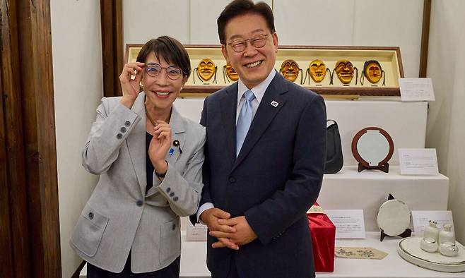이재명 대통령과 다카이치 사나에 일본 총리가 19일 경북 안동에서 열린 친교행사에서 기념촬영을 하고 있다. 이 대통령은 다카이치 총리가 선물한 안경테를 착용, 다카이치 총리는 이 대통령의 안경을 착용하고 기념촬영을 했다. 청와대 제공