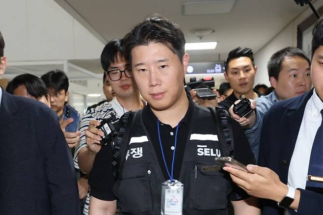 2차 사후조정 회의 첫날 회의 마친 최승호 위원장 - 삼성그룹 초기업노동조합 삼성전자지부 최승호 위원장이 18일 정부세종청사 중앙노동위원회에서 열린 2차 사후조정 첫날 회의를 마치고 나와 취재진의 질문에 답한 뒤 협상장을 떠나고 있다. 2026.5.18 연합뉴스