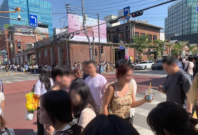 5월 16일 서울 성동구 성수동 연무장길에 다양한 국적의 젊은이들이 몰려 북새통을 이루고 있다.