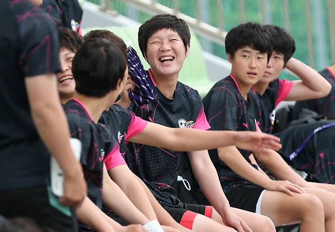 내고향여자축구단 선수들이 19일 수원월드컵경기장 보조경기장에서 훈련을 준비하며 환하게 웃고 있다. 수원 | 연합뉴스