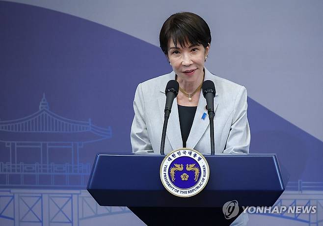 다카이치 일본 총리, 한-일 공동언론발표 (안동=연합뉴스) 한상균 기자 = 다카이치 사나에 일본 총리가 19일 경북 안동 한 호텔에서 이재명 대통령과 공동언론발표를 하고 있다. 2026.5.19 superdoo82@yna.co.kr