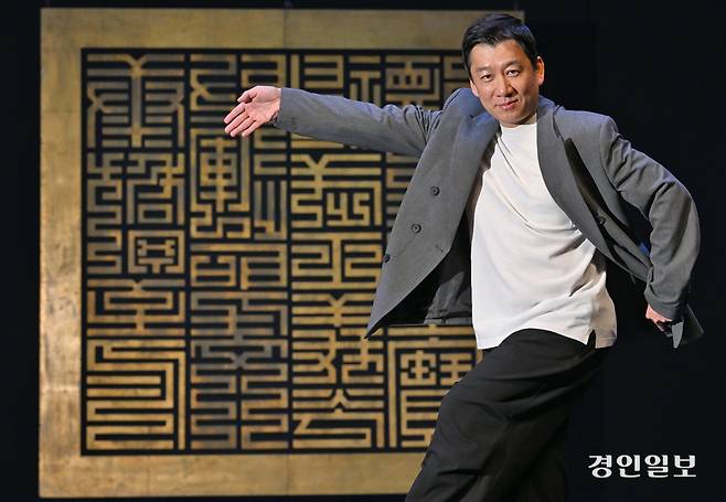 박성식 인천시립무용단 부안무자는 안정적인 평단원 생활을 버리고 훈련장으로 또 부안무자로서의 새로운 도전을 이어가고 있다. 지난 15일 인천문화예술회관 대공연장 로비에서 진행된 인터뷰에서 박 부안무자는 “인천에 가면 이 공연은 꼭 봐야 한다고 말할 수 있는 공연을 선보이겠다”고 말했다. 2026.5.15 /조재현기자 jhc@kyeongin.com