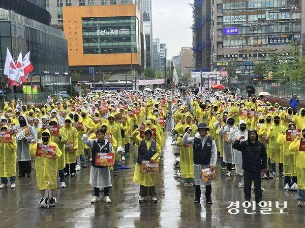 전국화섬식품노조 카카오지회가 20일 성남시 판교역 광장에서 ‘2026 임단협 승리 결의대회’를 열고 고용 안정과 보상구조 개편을 촉구했다. 2026.5.20 /목은수기자wood@kyeongin.com