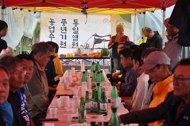 ▲ 20일 청송군 부남면에서 열린 '2026년 풍년기원제 및 통일쌀 손모내기 행사'에서 김영동 청송군농민회장이 인사말을 하고 있다. 서충환 기자
