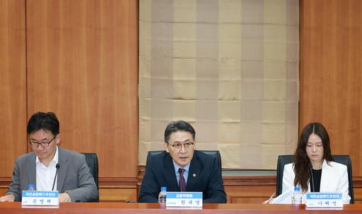 권대영 금융위원회 부위원장(가운데)이 20일 오전 서울 여의도 금융투자협회에서 개최한 국민참여형 국민성장펀드의 판매 준비 상황 점검회의에서 국민참여성장펀드의 판매사인 은행과 증권사의 전산시스템 개발, 판매직원 교육, 대국민 홍보 등 판매 준비가 잘 마무리되고 있는지를 점검했다./금융위원회