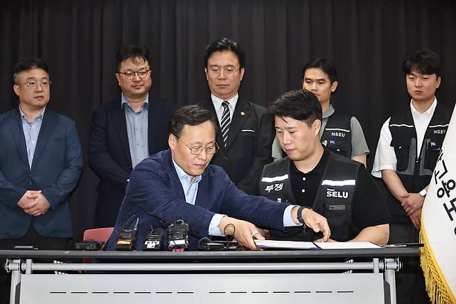 5월 20일 여명구 삼성전자 DS 피플팀장과 최승호 삼성그룹 초기업노동조합 삼성전자지부 위원장이 잠정 합의안에 서명하고 있다. 연합뉴스
