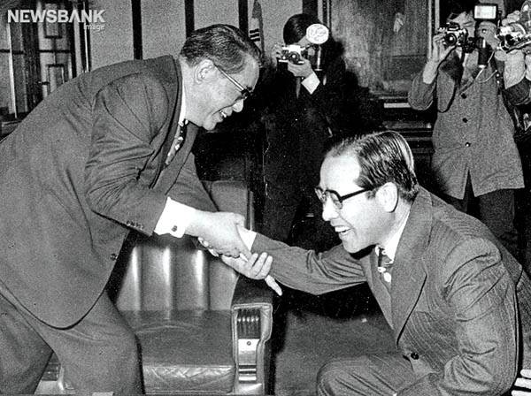 최규하(왼쪽)와 김종필(NEWSBANK)